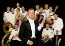 Palast Orchester mit seinem Sänger Max Raabe