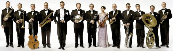 Palast Orchester mit seinem Sänger Max Raabe